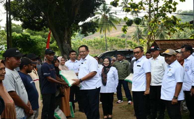 Gubernur Gusnar Ismail Salurkan 3850 Kg Beras CPPD Untuk Masyarakat Tilamuta
